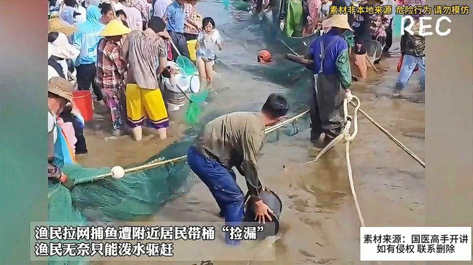 村民围观捕鱼捡漏,渔民泼水驱赶,一场水塘边的江湖纷争 村民围观捕鱼捡漏,渔民泼水驱赶,一场水塘边的江湖纷争