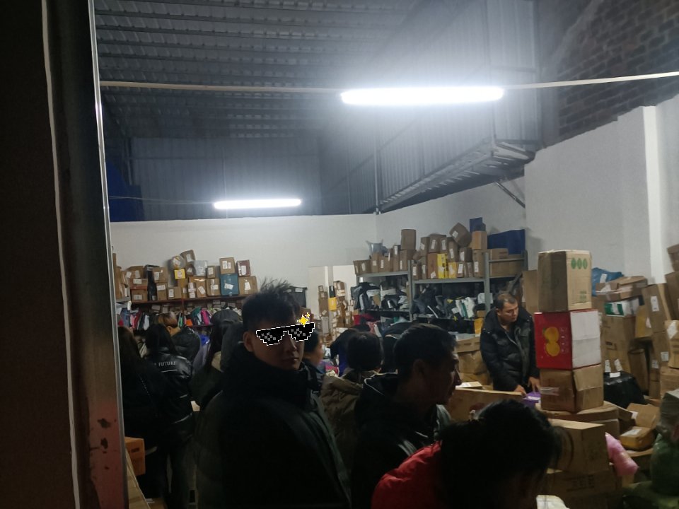 县城快递点晚上九点还在排队，我看到了乡村消费的新模样
