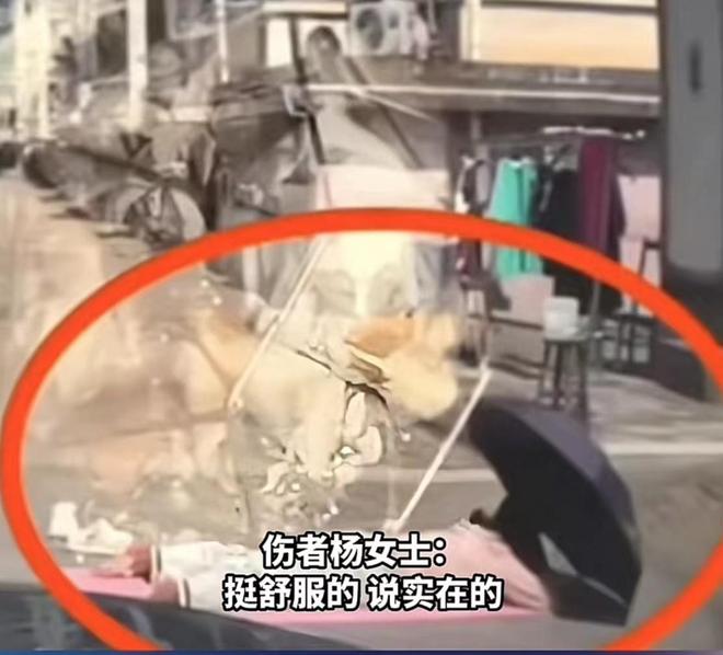 女子趴小区地上晒背被车压过，养生千万别拿命去赌